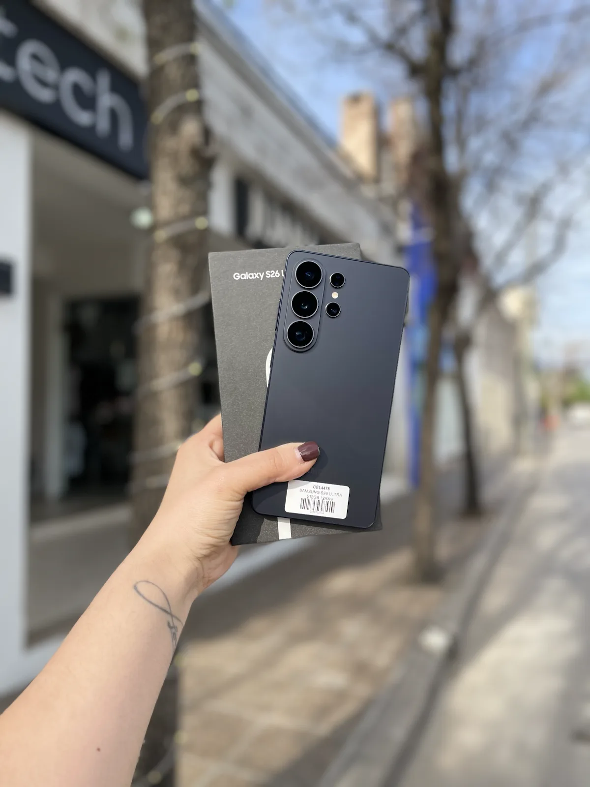 Celular Android fotografiado frente al local de Innovatech VD