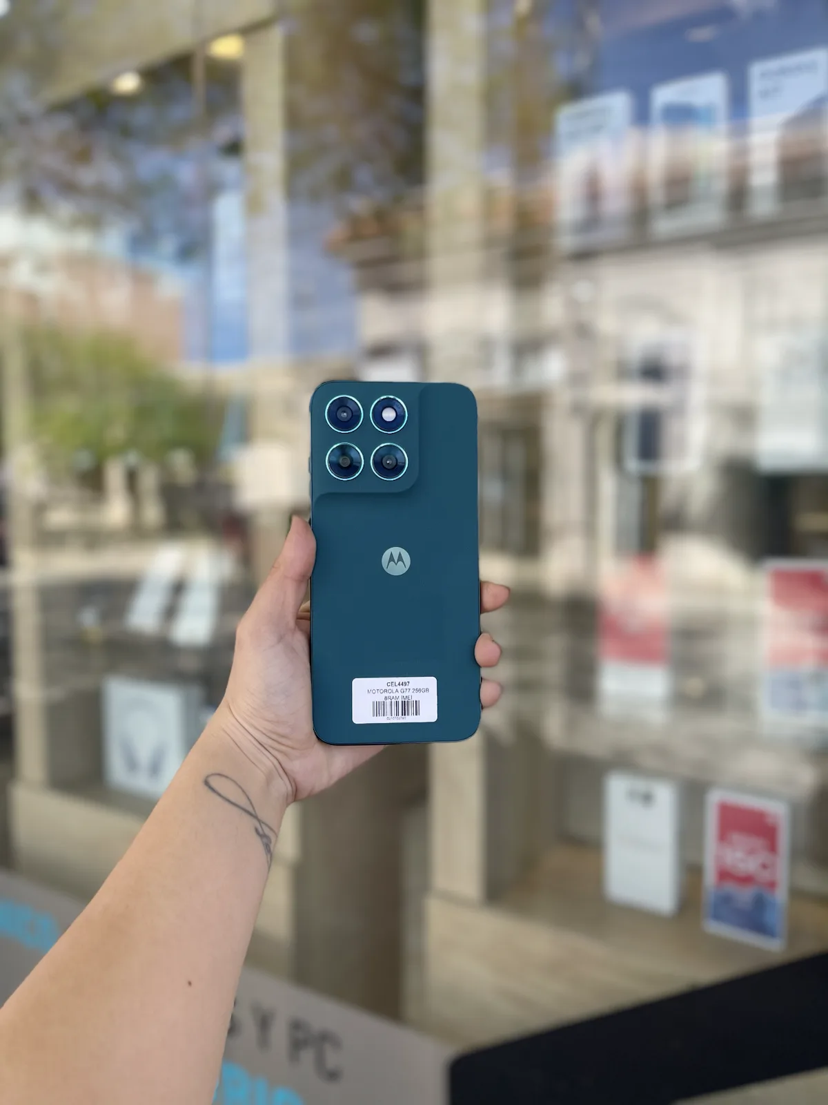 Celular Android usado exhibido en el local