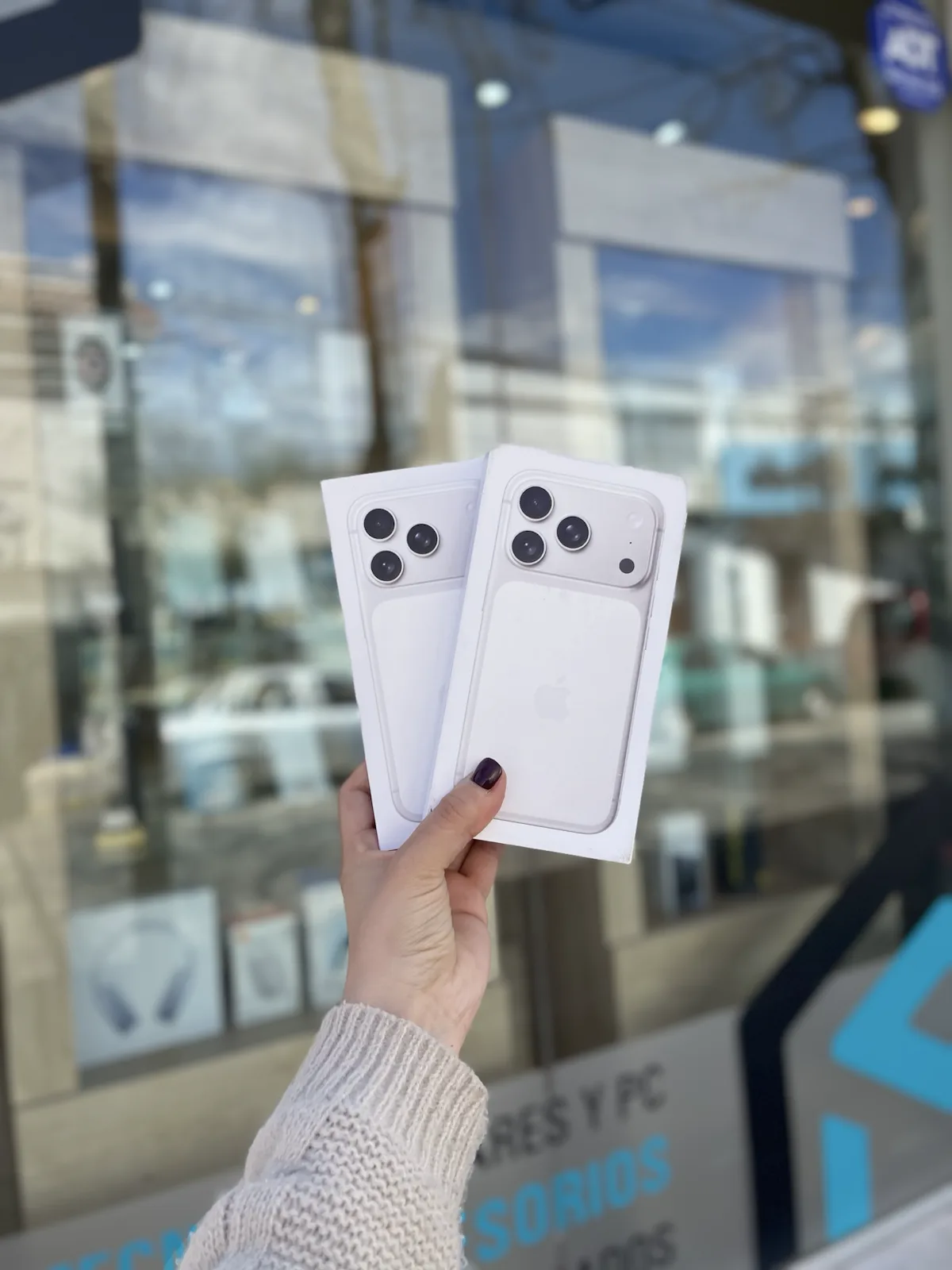 Cajas de iPhone frente al local